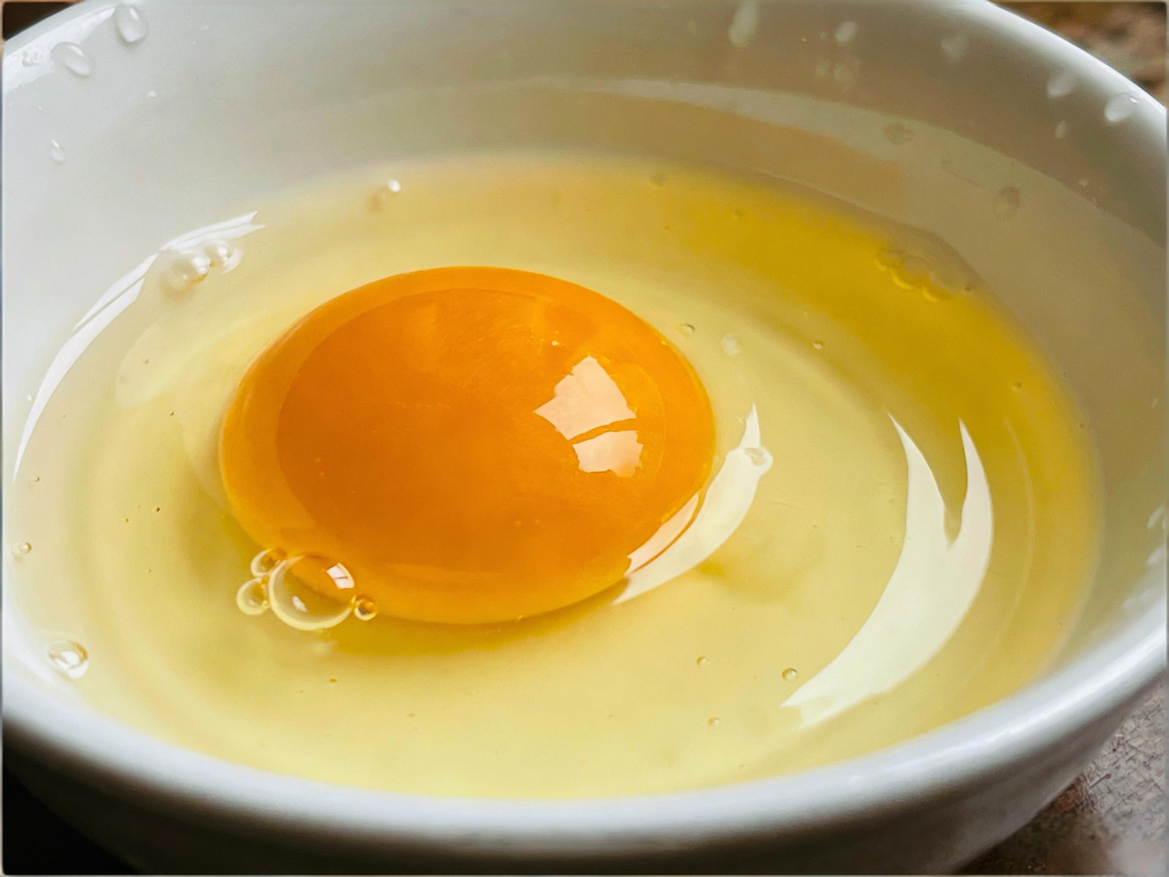 鸡蛋容易散黄、腥味重？养鸡人可通过稀世宝得到解决